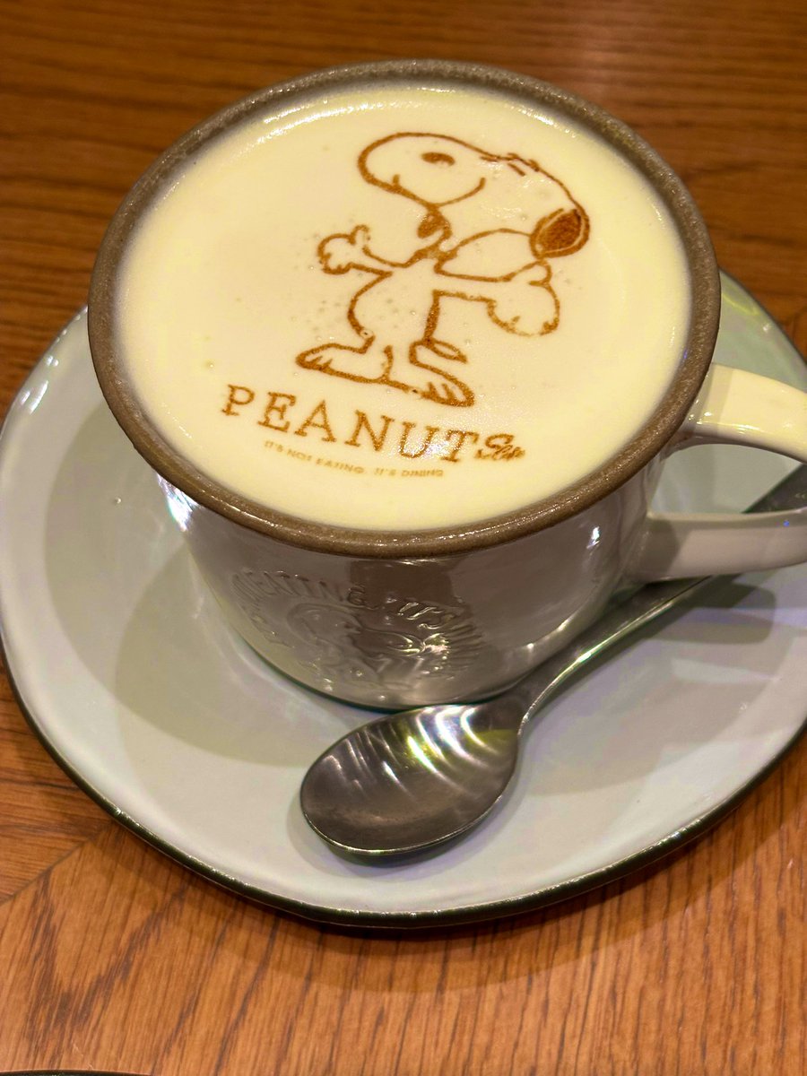 ayatoopy's tweet photo. ピーナッツカフェが今年で10周年！
そして、ピーナッツカフェ名古屋がなんと5周年とのことでお祝いに行ってきました。
名古屋限定メニューペリカンズをあしらったパンケーキと仲間たちが描かれたカフェラテを幸せいっぱいに味わってきました！
#スヌーピー男子 
#PEANUTS #Snoopy https://t.co/vf28YSNw2m