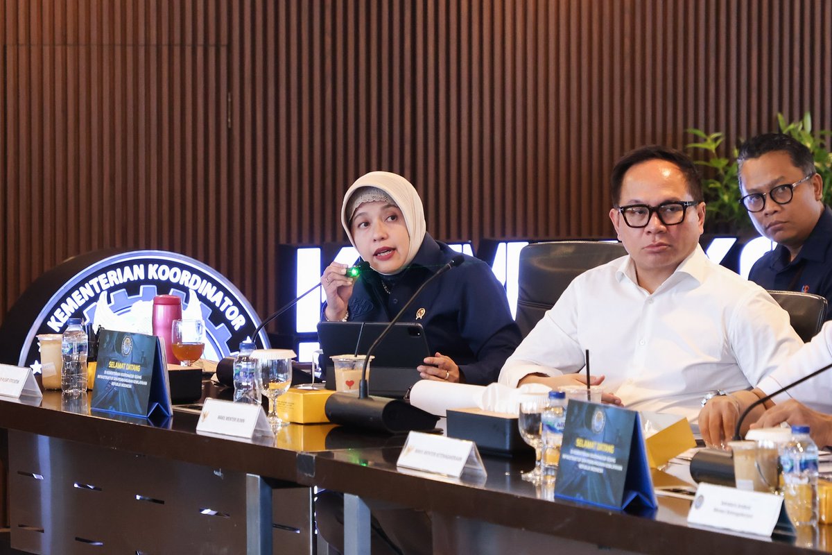 AgusYudhoyono's tweet photo. Senin siang (6/10), @KemenkoInfra kembali menggelar rapat koordinasi mengenai progres kebijakan Zero ODOL. Rapat ini dihadiri oleh Wamenaker, Wamen BUMN, Kepala BPS, serta jajaran dari Kemenhub, Kemenkeu, Kemenperin, Kemendagri, Bappenas, BI, dan Polri.

Semangatnya satu: memastikan kebijakan Zero ODOL dapat diberlakukan secara efektif mulai 1 Januari 2027. Inilah ikhtiar bersama kita. Kebijakan ini harus berpihak pada keselamatan manusia, karena tak ada prioritas yang lebih tinggi dari itu. Kita tidak ingin ada lagi korban jiwa akibat kecelakaan dan kerugian yang ditimbulkan oleh kendaraan ODOL.

Dengan penertiban ODOL, kita berharap dapat menyelamatkan lebih banyak nyawa di jalan raya. Berdasarkan data tahun 2024, terdapat puluhan ribu korban meninggal dunia akibat kecelakaan, dan sekitar 10,5% di antaranya melibatkan kendaraan angkutan barang; termasuk ODOL.

Secara khusus, saya juga mengajak rekan-rekan media untuk turut menyuarakan pesan ini. Edukasi dan sosialisasi publik membutuhkan dukungan dari berbagai pihak, dan media memiliki peran penting dalam menyampaikan pesan keselamatan ini kepada masyarakat luas.