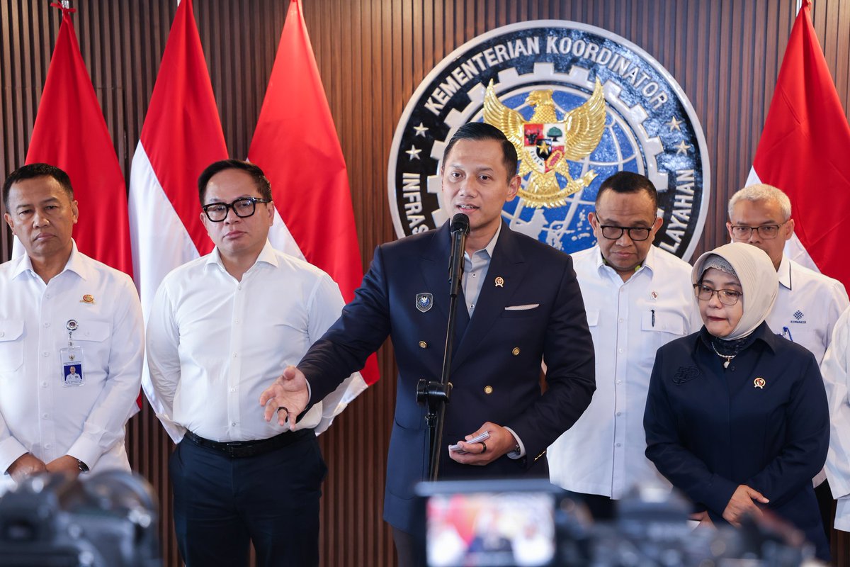 AgusYudhoyono's tweet photo. Senin siang (6/10), @KemenkoInfra kembali menggelar rapat koordinasi mengenai progres kebijakan Zero ODOL. Rapat ini dihadiri oleh Wamenaker, Wamen BUMN, Kepala BPS, serta jajaran dari Kemenhub, Kemenkeu, Kemenperin, Kemendagri, Bappenas, BI, dan Polri.

Semangatnya satu: memastikan kebijakan Zero ODOL dapat diberlakukan secara efektif mulai 1 Januari 2027. Inilah ikhtiar bersama kita. Kebijakan ini harus berpihak pada keselamatan manusia, karena tak ada prioritas yang lebih tinggi dari itu. Kita tidak ingin ada lagi korban jiwa akibat kecelakaan dan kerugian yang ditimbulkan oleh kendaraan ODOL.

Dengan penertiban ODOL, kita berharap dapat menyelamatkan lebih banyak nyawa di jalan raya. Berdasarkan data tahun 2024, terdapat puluhan ribu korban meninggal dunia akibat kecelakaan, dan sekitar 10,5% di antaranya melibatkan kendaraan angkutan barang; termasuk ODOL.

Secara khusus, saya juga mengajak rekan-rekan media untuk turut menyuarakan pesan ini. Edukasi dan sosialisasi publik membutuhkan dukungan dari berbagai pihak, dan media memiliki peran penting dalam menyampaikan pesan keselamatan ini kepada masyarakat luas.