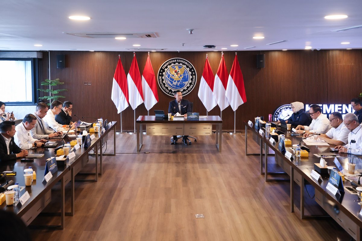AgusYudhoyono's tweet photo. Senin siang (6/10), @KemenkoInfra kembali menggelar rapat koordinasi mengenai progres kebijakan Zero ODOL. Rapat ini dihadiri oleh Wamenaker, Wamen BUMN, Kepala BPS, serta jajaran dari Kemenhub, Kemenkeu, Kemenperin, Kemendagri, Bappenas, BI, dan Polri.

Semangatnya satu: memastikan kebijakan Zero ODOL dapat diberlakukan secara efektif mulai 1 Januari 2027. Inilah ikhtiar bersama kita. Kebijakan ini harus berpihak pada keselamatan manusia, karena tak ada prioritas yang lebih tinggi dari itu. Kita tidak ingin ada lagi korban jiwa akibat kecelakaan dan kerugian yang ditimbulkan oleh kendaraan ODOL.

Dengan penertiban ODOL, kita berharap dapat menyelamatkan lebih banyak nyawa di jalan raya. Berdasarkan data tahun 2024, terdapat puluhan ribu korban meninggal dunia akibat kecelakaan, dan sekitar 10,5% di antaranya melibatkan kendaraan angkutan barang; termasuk ODOL.

Secara khusus, saya juga mengajak rekan-rekan media untuk turut menyuarakan pesan ini. Edukasi dan sosialisasi publik membutuhkan dukungan dari berbagai pihak, dan media memiliki peran penting dalam menyampaikan pesan keselamatan ini kepada masyarakat luas.
