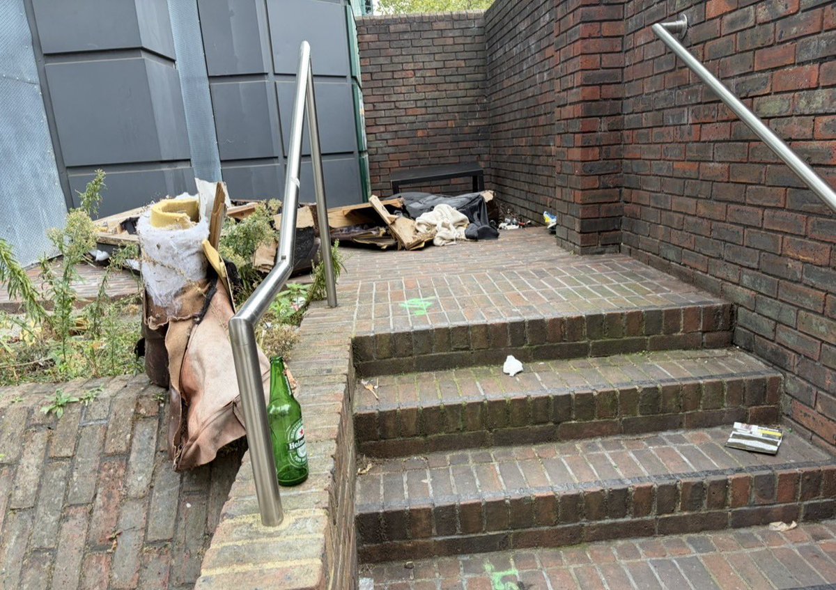 Junipertwo's tweet photo. @yourcroydon Not so cleaner East Croydon ☹️ This flytip/drug parlour has been on the City Link stairs in Altyre Rd since May….still no action, just empty promises.
Please clear. https://t.co/DRrsyNJLGY