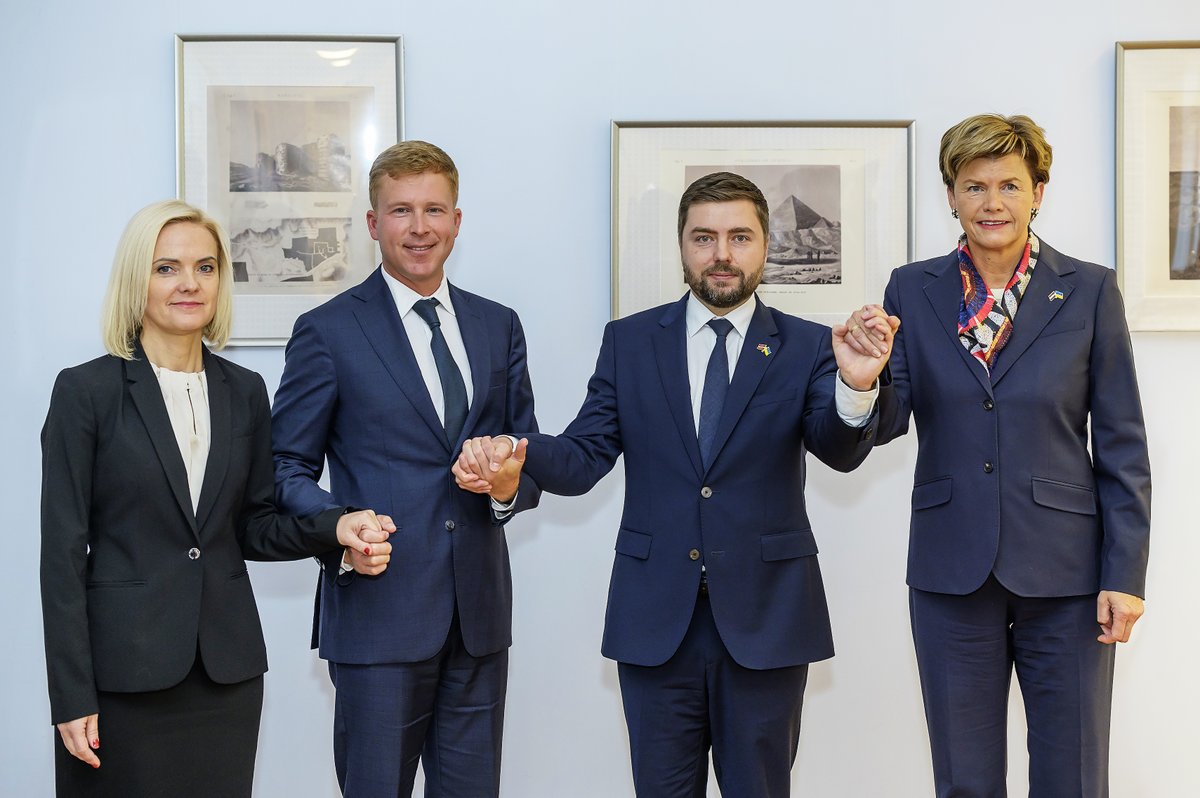 CFLA_gov_lv's tweet image. 🇱🇻 Latvija nodod 🇺🇦 MI tulkošanas platformu
📍 Rīgas konference 2025
🤖 @TildeCom + @CFLA_gov_lv  + @Arlietas  = digitāls atbalsts eirointegrācijai
🗂️ Juridisko tekstu tulkojumi, terminoloģijas portāls, CAT vide
Uzzini vairāk: cfla.gov.lv/lv/jaunums/lat…

#LATDEV #RīgasKonference2025