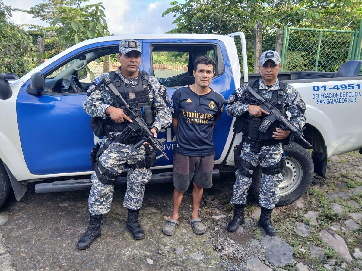 Karla_veron1's tweet photo. 🚨 Dos homicidas capturados y puestos a disposición de la justicia 🚔

Gracias al trabajo efectivo de nuestra @PNCSV, los dos autores de los homicidios del 7 de octubre han sido detenidos y enfrentarán la justicia.

🔹 Juan Pablo Mancía Bernal, de 41 años, fue capturado en una zona montañosa tras haber cometido un homicidio en el cantón Casa de Piedra, San Marcos, San Salvador Sur. En estado de ebriedad atacó con un corvo a la víctima, causándole la muerte. Será remitido por homicidio.

🔹 En Anamorós, La Unión Norte, a Noé David Meléndez, de 37 años, responsable de asesinar a un ciudadano hondureño con un objeto contundente, tras una discusión personal. También será remitido por homicidio.

Nadie escapa de la justicia. En El Salvador, ningún crimen queda impune. 🇸🇻⚖️