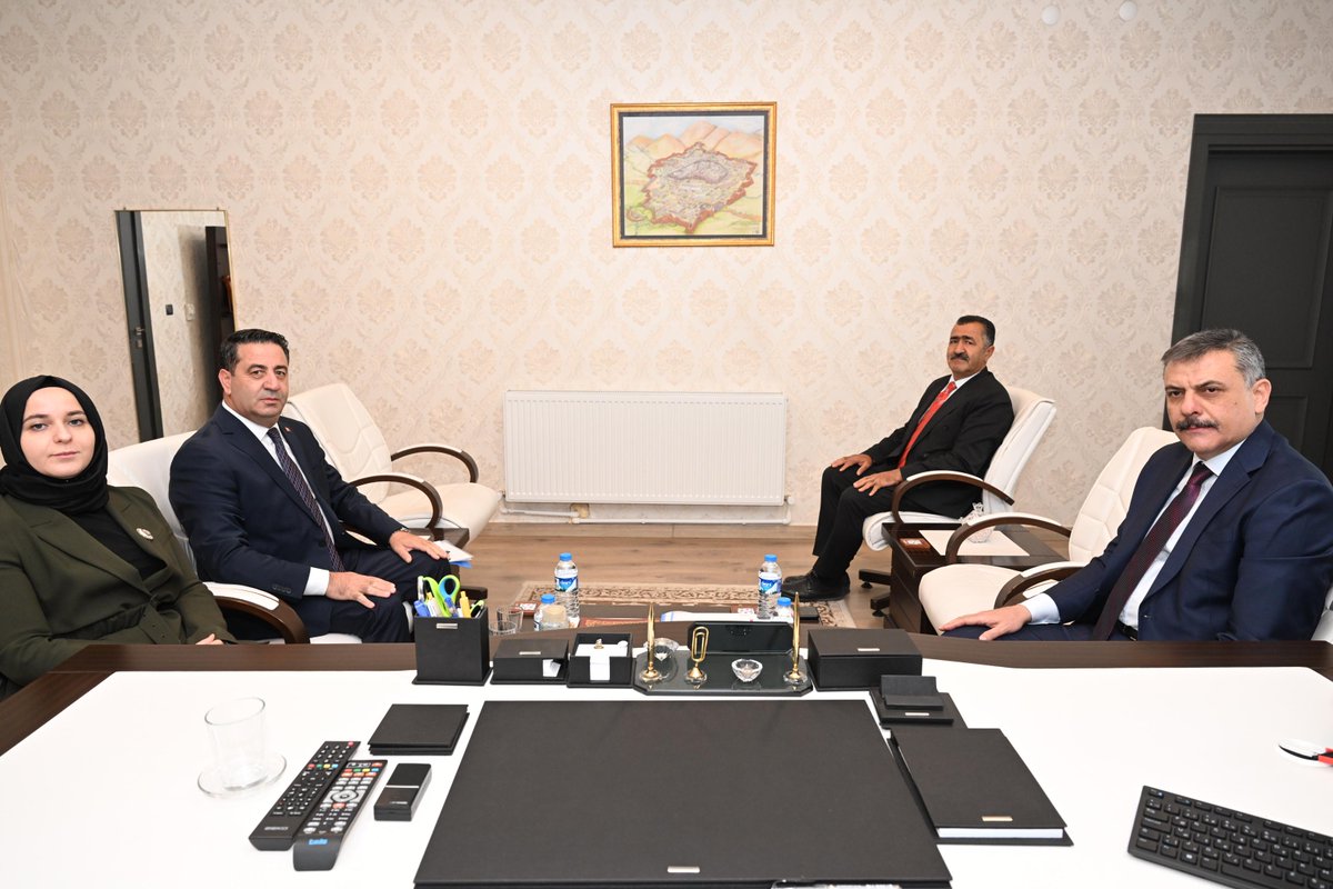 ErzurumValiligi's tweet photo. 📌 Valimiz Sayın Mustafa Çiftçi, İl Nüfus ve Vatandaşlık Müdürlüğünü ziyaret ederek Kurum Müdürü Akın Kul’dan çalışmalarla ilgili brifing aldı.

📌 İl Nüfus ve Vatandaşlık Müdürlüğü tarafından Valimiz Sayın Çiftçi'ye verilen brifingde, 

🗓️ 1 Ocak- 7 Ekim 2025 tarihleri arasında İl Nüfus ve Vatandaşlık Müdürlüğü ve 20 İlçe Nüfus Müdürlüğü tarafından tescil edilen nüfus olaylarına ilişkin, 
- Doğum, ölüm, evlenme, boşanma, adres beyanı ile ilgili işlem istatistikleri,
- T.C. kimlik kartı, sürücü belgesi ve pasaport istatistikleri,
- İlimiz yerleşik nüfusu T.C. kimlik kartı istatistiği, 
- Türk vatandaşlığı başvuru istatistiği ile ilgili sayısal veriler paylaşıldı.

📌 Valimiz Sayın Çiftçi’ye ziyaretleri esnasında Vali Yardımcısı Didem Dinç Özay ve İl Basın ve Halkla İlişkiler Müdür V. Ahmet Polat eşlik etti.