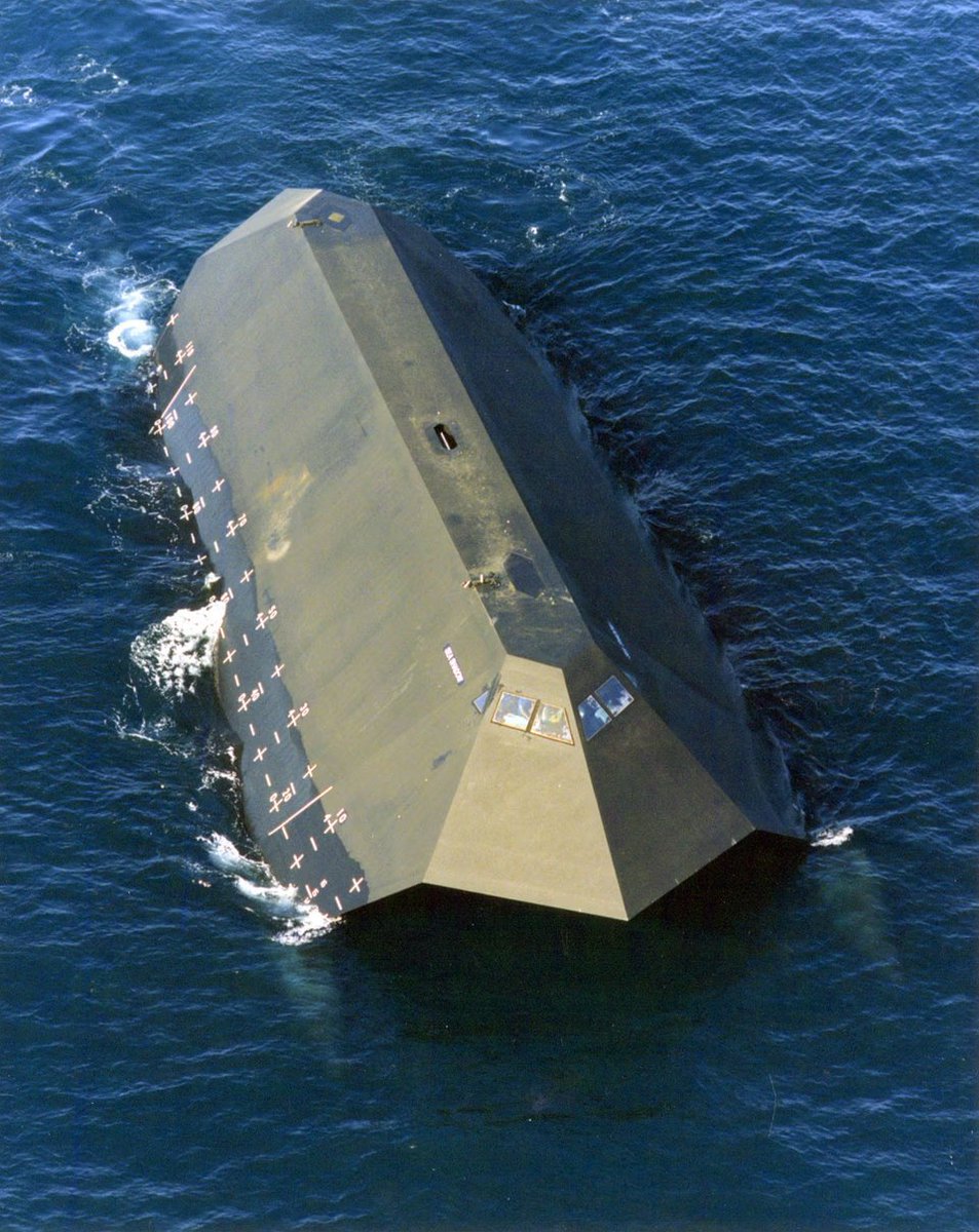 Sogekisyu01's tweet image. 航空機のステルスは、海/地上や航空機といった各種レーダーから遠方から発見されるのを避けるため
艦艇のステルスは、主としてシースキマーASCMのレーダーからの被探知を抑える
水上艦艇の場合、極端にステルスを指向すると船として使い物にならない