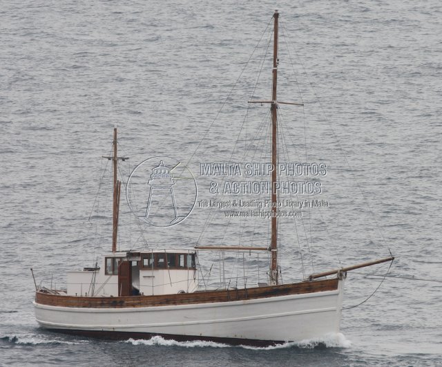 Shipguru's tweet image. #FormerAdmiraltyMFV #MY_HAVEN #towed by #AFM #SwiftClass #PCF #P24 #entering #marsaxlokkharbour, #malta - 17.01.2012 - maltashipphotos.com - NO PHOTOS can be used or manipulated without our permission @worldshipsoc @key2med @Gibdan1 @Rich_Ships @ShipsInPics