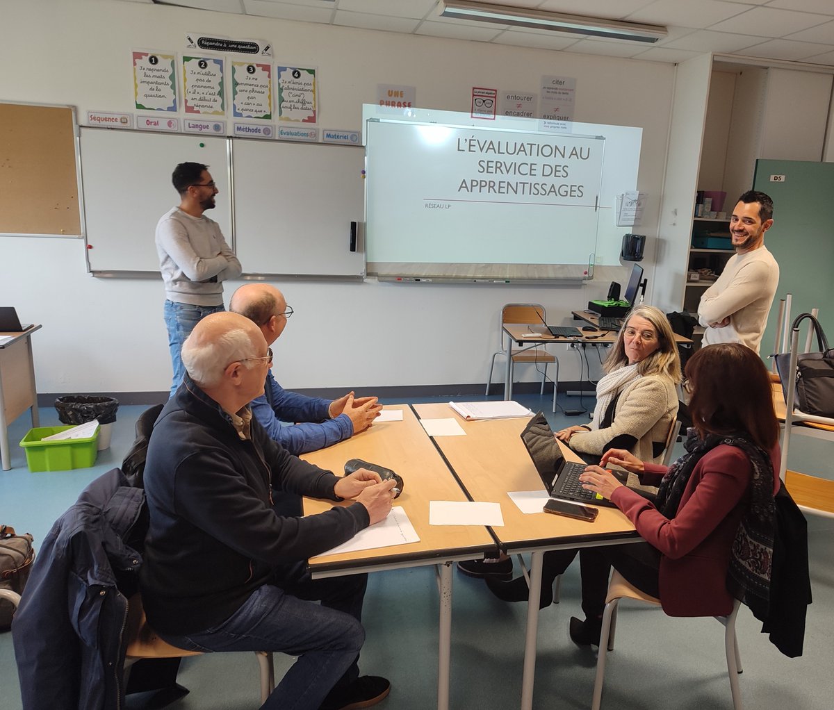 Les formateurs du réseau LP de l'<a href="/ac_orleanstours/">Académie d'Orléans-Tours</a> sont réunis aujourd'hui au collège Max Jacob.
A l'ordre du jour :
✅ Regroupement par maquettes
✅ Présentation de la plateforme Avenirs par @Emilie Gautier, Onisep 
✅ Présentation d'activités 
Un réseau dynamique et engagé !