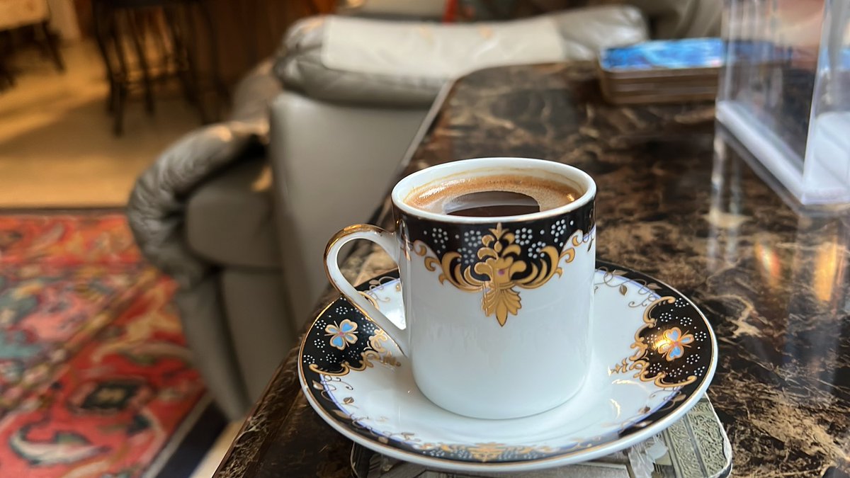 DrLunar's tweet image. تعلمنا من شاب سوري يعمل في مطعم محترم بإسطنبول ان الفرق بين القهوة السورية والتركية هو الهال او الهيل. القهوة السورية تحتوي على الهيل بينما القهوة التركية بلا هيل.
#الفنجان_الثاني
#SecondCup