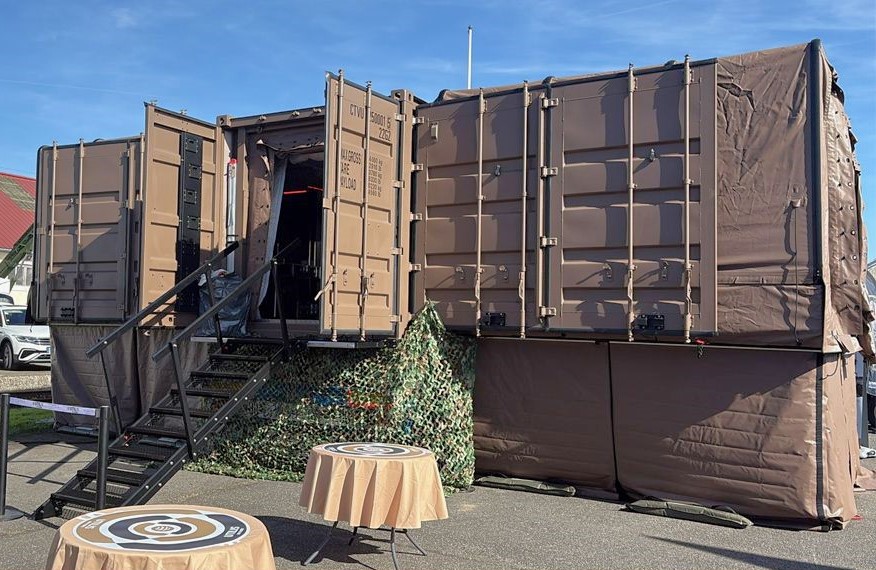 pascalbtr's tweet photo. Tiens, à #FED25 @utilis_sas présente son container déployable tactique, l’ELYTRON, équipé en mode... PC/CO ! !
Je crois que quelqu'un avait parlé de cette idée... 😉
https://t.co/vnWe50SV24
@BrigadeLOG @CommandementALT @CTE_Off @MCO_Terre https://t.co/tSUUfycsx0