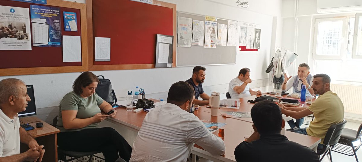 Emek vermeden,
Ter akıtmadan,
Makam odalarında sendikacılık yapmıyoruz.
Sendikacılığın er meydanı öğretmenler odalarından ses veriyoruz.
Anlamaya ve anlatmaya devam ediyoruz.
<a href="/turkegitimsen/">Türk Eğitim Sen</a> 
<a href="/sdolgun01/">Selahattin Dolgun</a>