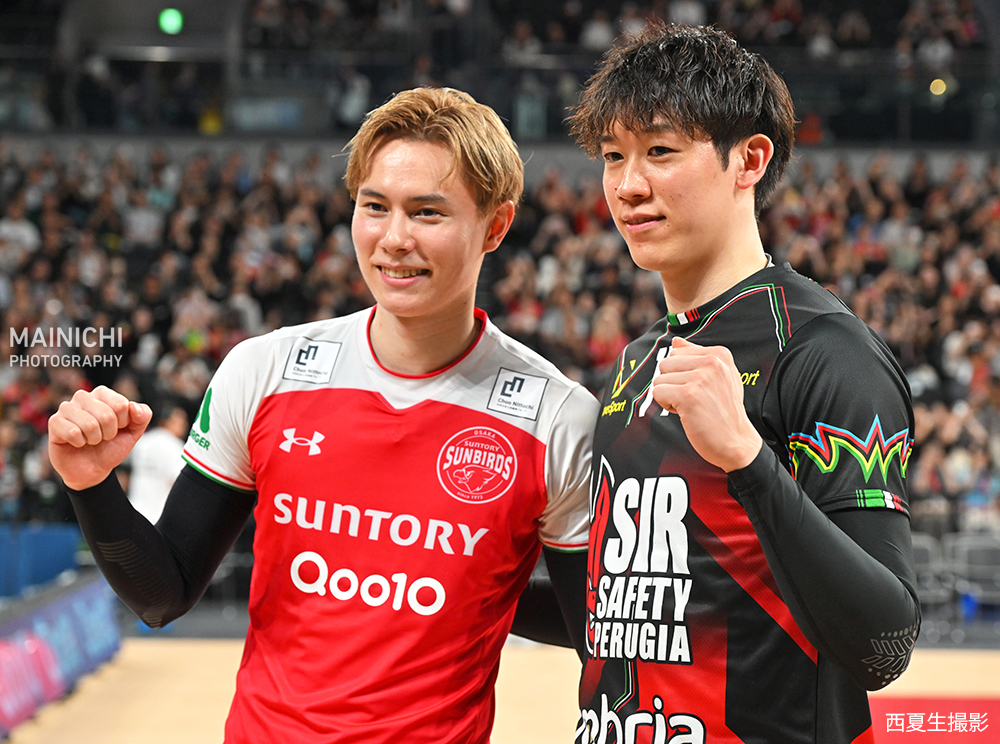 バレーボール、ペルージャとサントリーの国際親善試合第２戦。ペルージャの石川祐希選手とサントリーの高橋藍選手は、試合後、記念撮影に応じました。

写真特集を追加しています→mainichi.jp/graphs/2025100…