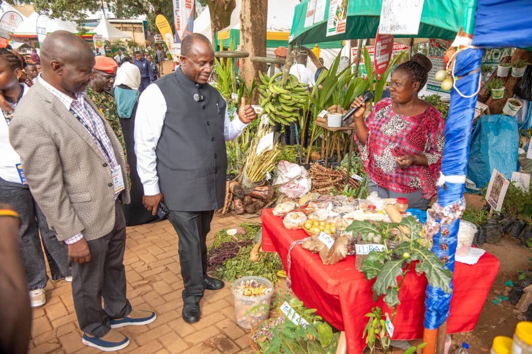 Minisita omubeezi ow’ebyobulimi n'amakolero Owek. <a href="/FredBwino/">Hon. Kyakulaga Fred Bwino MP</a> Kyakulaga, agguddewo mu butongole ekibangirizi ky’ebyobulimi eky’omulundi ogw’okubiri mu mwoleso gw’ebyobusuubuzi e lugogo - <a href="/newsUMA/">UgandaManufacturersAssn®</a>.

Bya musasi waffe <a href="/JosephinNdagano/">Josephine Ndagano</a>.
<a href="/MAAIF_Uganda/">MAAIF 🇺🇬</a> 
#UGITF2025 
#AkabooziKaBuliOmu