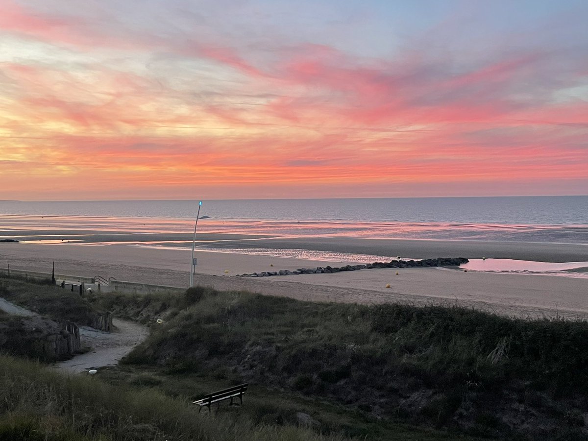 Flor_Fricker's tweet photo. Très heureuse d’avoir présenté mon poster au GDR Mémoire 2025 à Cabourg ! De beaux échanges autour du lien entre mémoire et temps dans le vieillissement — et un cadre idyllique pour réfléchir au passage du temps ⏰✨
🌊Un grand bol d’air (et de science) sur la côte normande 🌤️ https://t.co/zCnHbXGTog