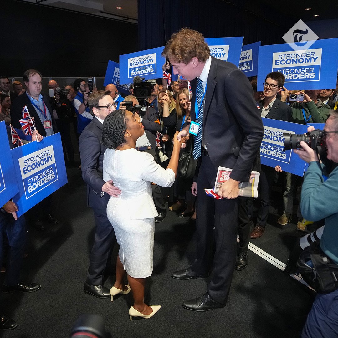 Telegraph's tweet image. 📸 After her leader’s speech, Kemi Badenoch met James McAlpine, a 22-year-old student and Tory member who is 7ft 2

#ConservativeConference