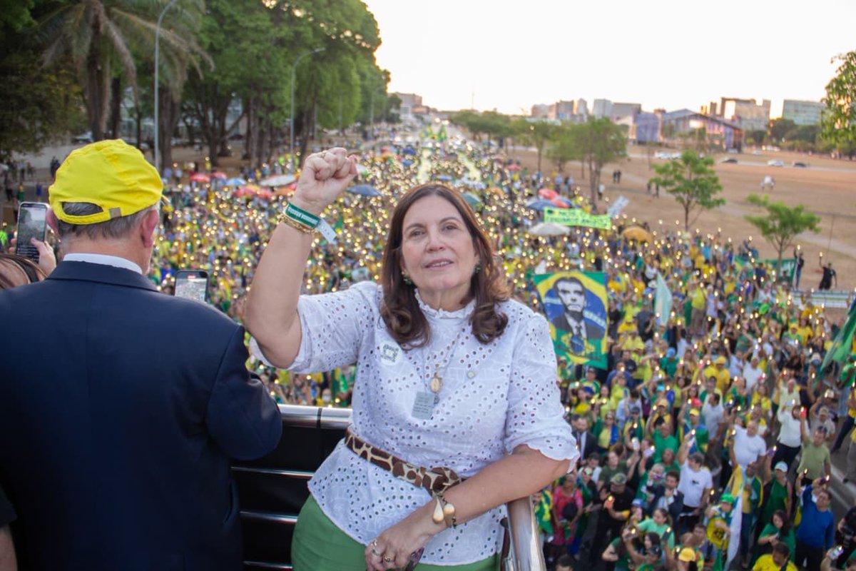 Biakicis's tweet image. Em Brasilia, em plena 3ª feira, milhares de pessoas reunidas pela anistia, pelo fim das perseguições políticas, pela pacificação do país. Povo guerreiro que não desiste da luta pela justiça.  Anistia já!