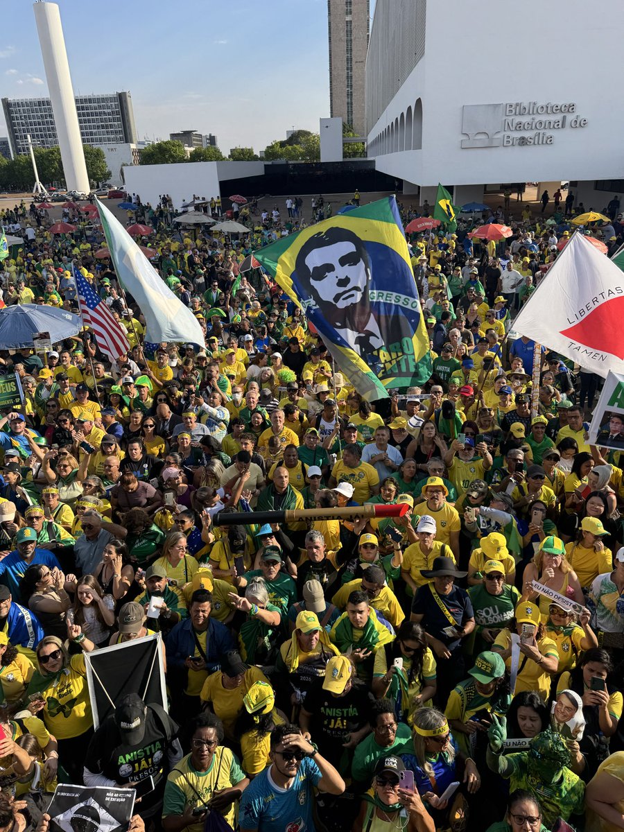 Biakicis's tweet image. Em Brasilia, em plena 3ª feira, milhares de pessoas reunidas pela anistia, pelo fim das perseguições políticas, pela pacificação do país. Povo guerreiro que não desiste da luta pela justiça.  Anistia já!
