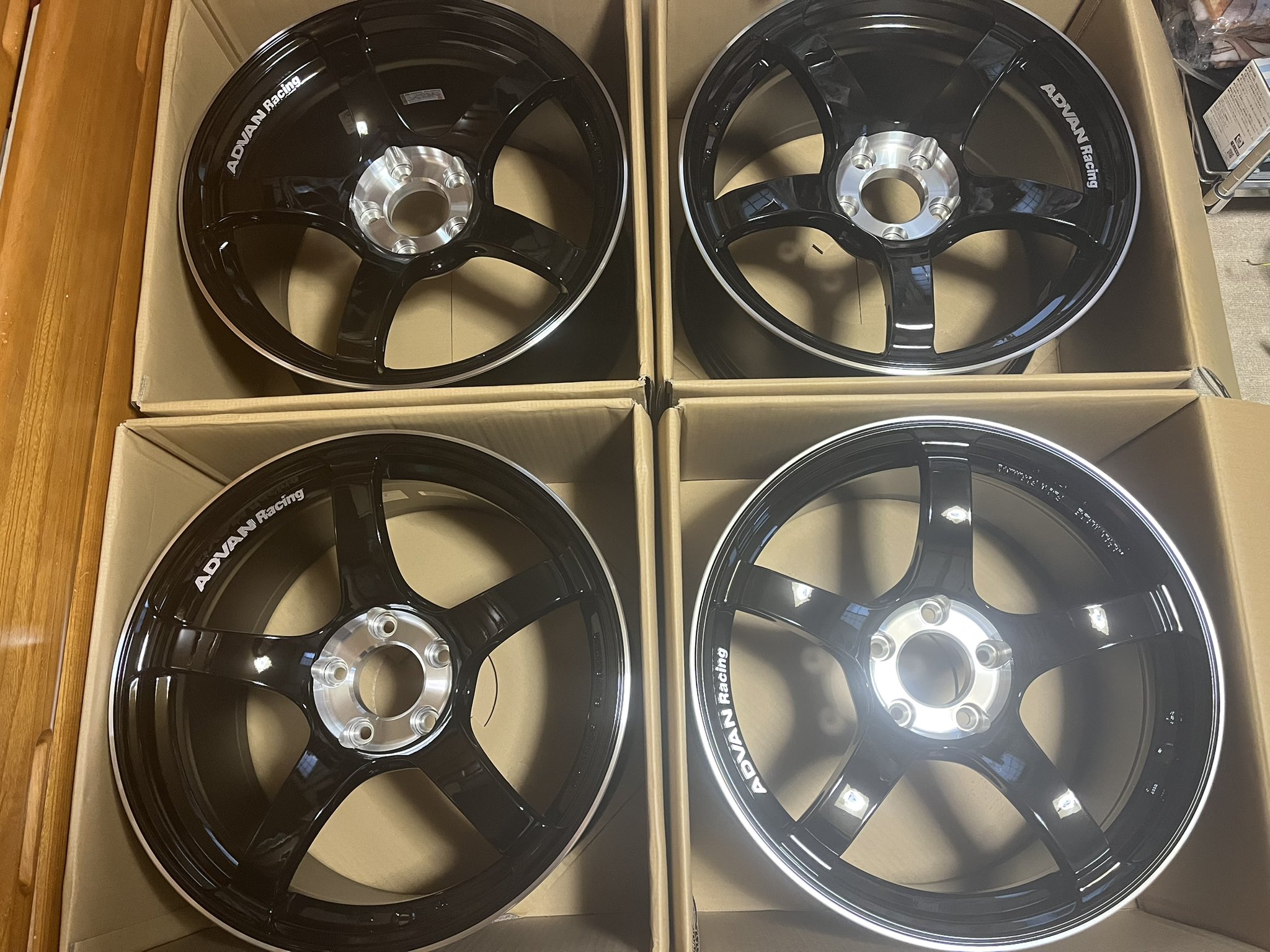 ヨコハマアドバン18インチ 2024年製 株)ヨコハマタイヤネットワークサービス北海道 豊岡店