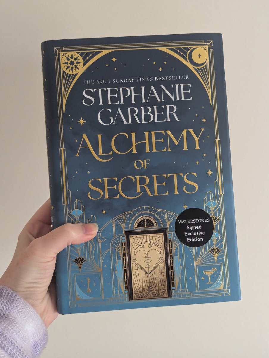bookishworld_'s tweet photo. One of my most anticipated books for the year is finally here! So excited to read #AlchemyOfSecrets by Stephanie Garber. The Waterstones edition is so pretty 😍 https://t.co/rfFCrHhBHA