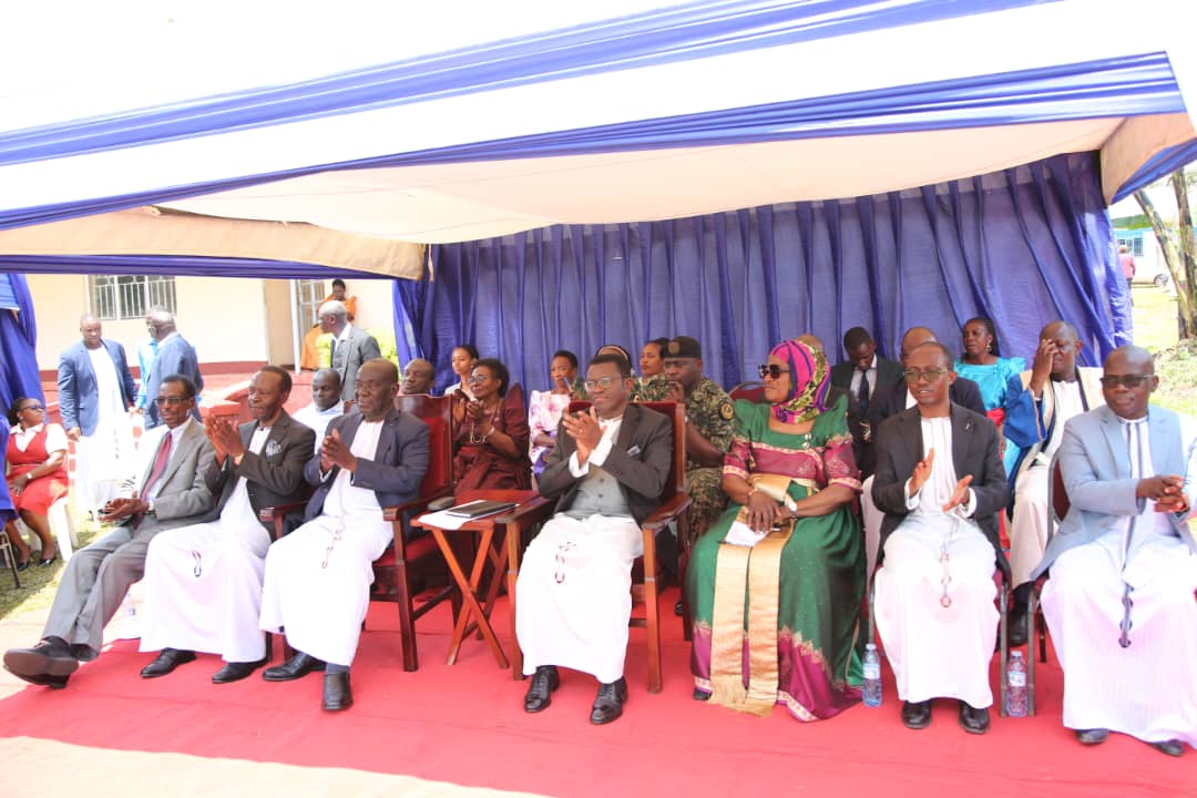 cpmayiga's tweet image. Nga 8/10/1962, Omulangira wa Bungereza Edward (Duke of Kent), yajja mu Bulange n'asisinkana Ssekabaka Muteesa II okuddiza Buganda obwetwaze bwayo olwo ne Uganda eyawamu n'eweebwa obwetwaze enkeera nga 9.
Leero mu kujjukira emyaka 63, tukuzizza olunaku lwa Bulungibwansi ne…