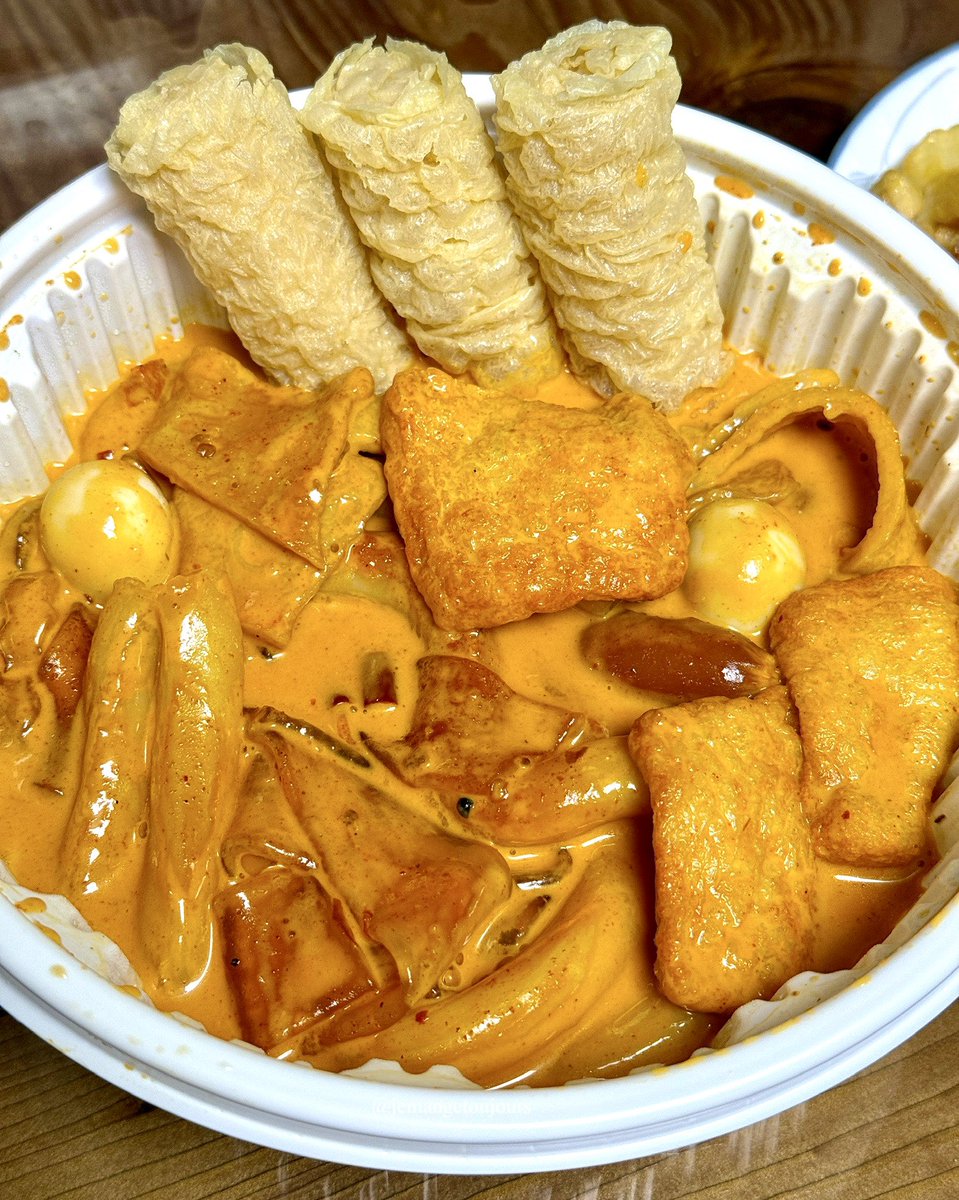 청년다방
마라로제떡볶이 (+두부피롤)