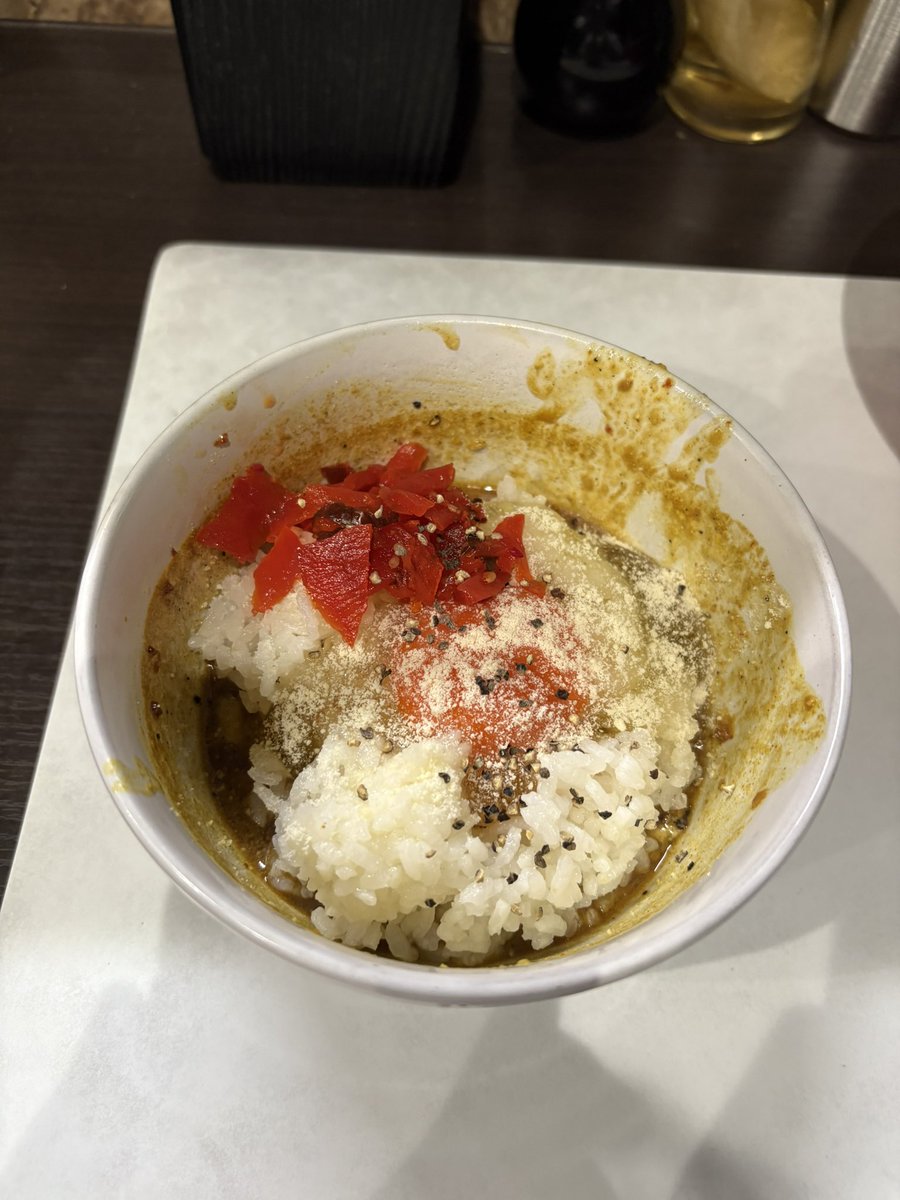 今日は追い飯にも言及せねばです。

カレーにはご飯ということで特製の追い飯でした。

「美味しいカレーができました🍛」の言葉と共に出てきたのがこちら。

カレー、米、卵、チーズ、美味い福神漬とシンプルだけど単純に「カレーを美味くする最善手」でした。

今日も美味いを経験😋

#MUSYAHIGE0502