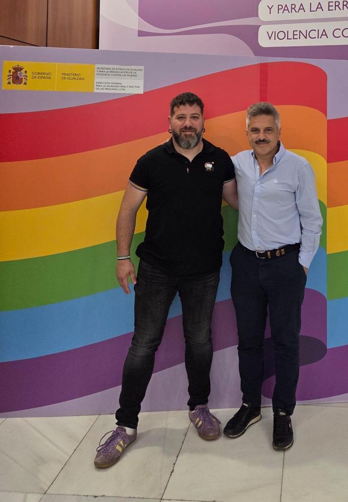 Hoy nuestro compañero y vicepresidente <a href="/AmetsMtz/">Amets Mtz. d Here 🏳️‍🌈🏳️‍⚧️🪶☂️</a> de la Red de Observatorios contra la LGTBIfobia se ha reunido con <a href="/juliovalleiscar/">Julio del Valle</a>, Director General para la Igualdad Real y Efectiva de las Personas LGTBI+ del <a href="/IgualdadGob/">Ministerio de Igualdad</a>. Un encuentro para trasladar el trabajo de los