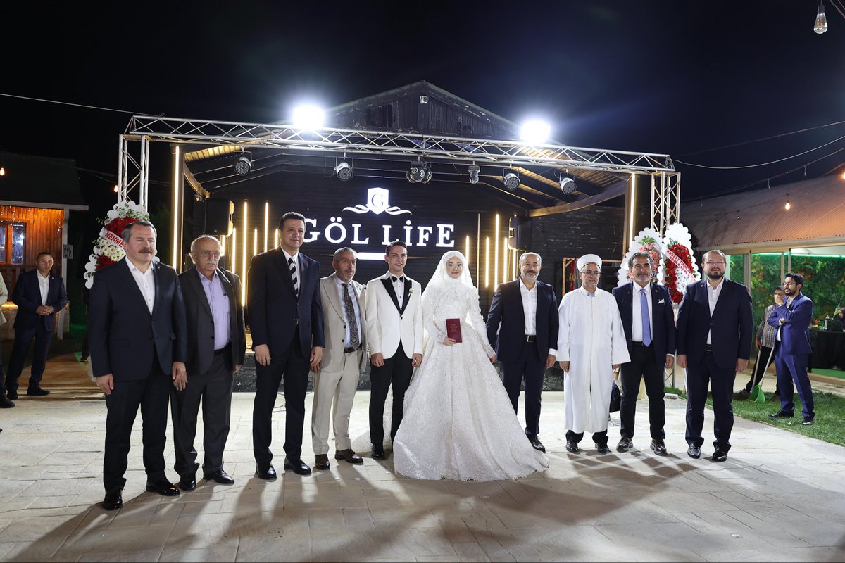 TEŞEKKÜR
       
Ailemiz için çok özel bir günü geride bıraktık.
Gönüllerimizin bir olduğu, duaların yankılandığı, sevincin yüzlere yansıdığı bu anlamlı düğünümüzde, yakından ve uzaktan gelerek mutluluğumuza ortak olan tüm dost ve akrabalarımıza gönülden teşekkür ediyorum.