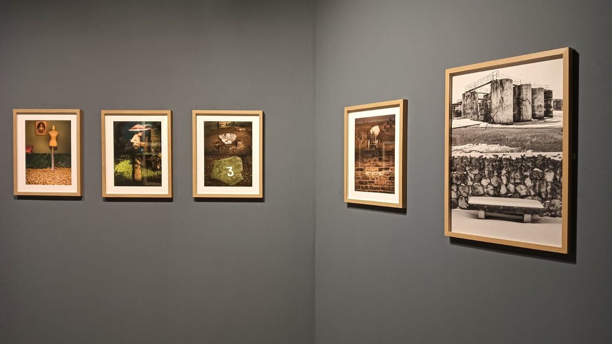 En la Fundación Museo Evaristo Valle, los muros se transforman estos días en mapas y las salas en territorios por explorar. Mientras el equipo trabaja en el montaje de nuestra próxima exposición, las imágenes comienzan a ocupar su lugar y a construir una geografía muy especial.