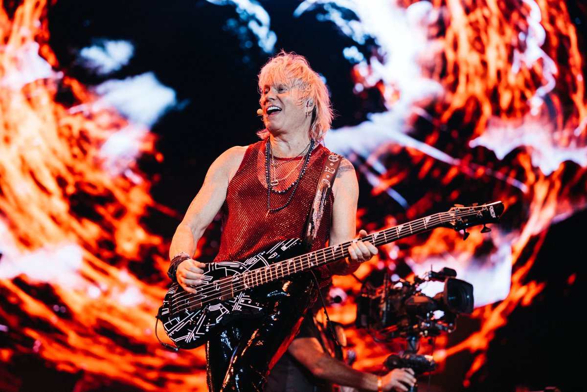 Zeff_joeElliot's tweet image. Epic night at @BBCRadio2 #R2InThePark. Thanks for bringing the 🔥🔥🔥

We&apos;ll be back home again next Summer. Limited tickets remain at DefLeppard.com/tour

📸 Ryan Sebastyan