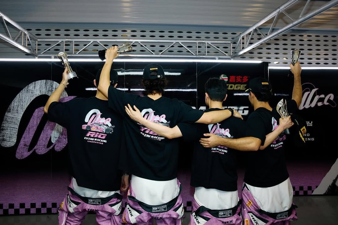 (25.10.08) YiBo.w_85 Instagram:

เจอกันฤดูกาลหน้า🤙🤙🤙

#TEAM85xShanghai8H
#WangYiBo
#YIBO85
#EVISURACING 
#UnoRacing