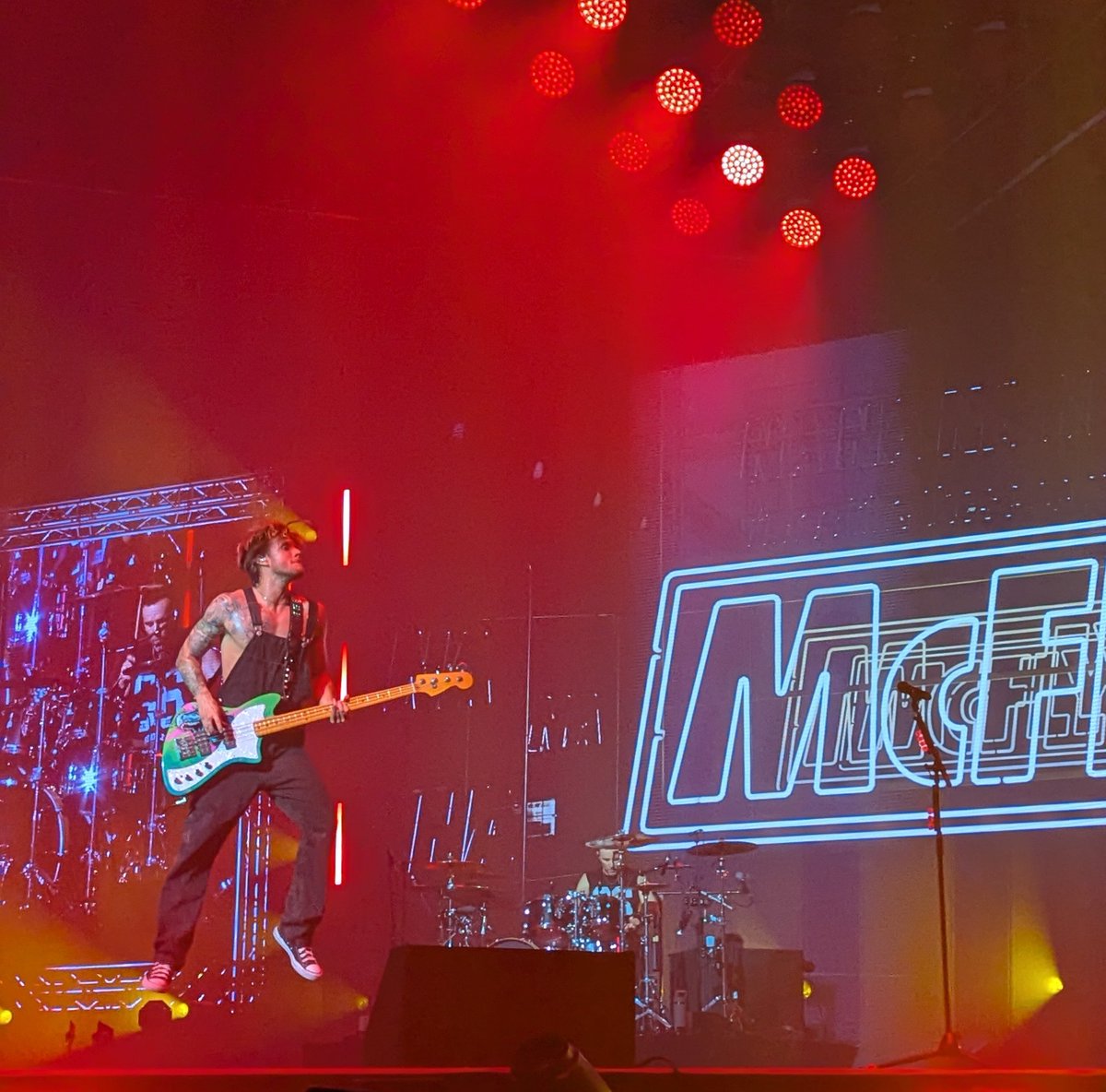 mattybonney's tweet photo. @DougiePoynter mastered the art of levitation https://t.co/4bpskOmrKY