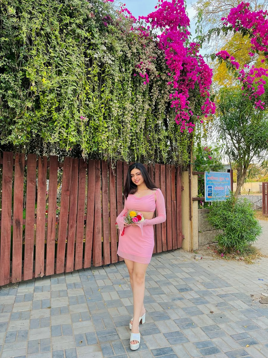 पूरा दिन बीत गया तुमसे बात करते करते...
काश ठहर जाए ये वक्त तुम्हारे साथ चलते चलते।🩷

#𝐘𝐚𝐬𝐡𝐢🌷