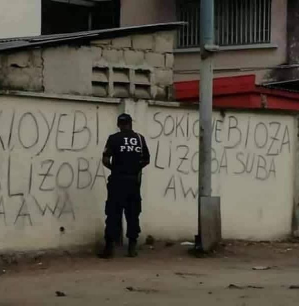 Oluwando's tweet photo. Je constate que le citoyen congolais se lâche facilement et dépose ses urines  dans les rues et grandes artères de la ville,
Est ce un souci médical de rétention des urines ou de l'incivisme @central_sage @cibalanky @KatangaCynthia @GraceKutino @ThierryKambundi https://t.co/KaPTQ3BV6s