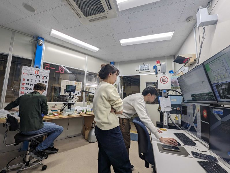 kek_jp's tweet photo. 今年の #ノーベル化学賞 は、内部に無数の小さな穴が規則的に並んだ材料「金属有機構造体（MOF）」の研究で北川進・京都大特別教授を含む3名に贈られました。おめでとうございます👏

MOFに関する研究はKEKの放射光実験施設、フォトンファクトリーでも行われています。東京科学大学の河野正規教授はそうした研究に携わる研究者の一人。北川特別教授は同じ分野の先輩として旧知の間柄で、受賞決定直後に北川さんにメールを送ったそうです。

「MOFの社会実装の可能性を証明しようとしている私たちにとって、北川先生の受賞はとてもうれしい。世界展開の弾みになります」と喜びの声を聞かせていただきました。