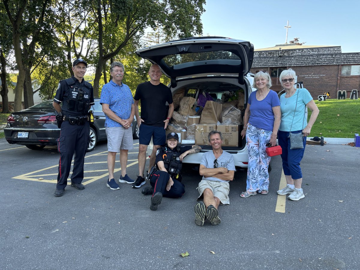TPS33Div's tweet photo. Officers from 33 Division joined the Henry Farm community for the annual Thanksgiving Parade and Food Drive. Donations were delivered to Toronto Fire Station 115 and will support the Daily Bread Food Bank.
#TorontoPolice #33Division #HenryFarm #CommunitySupport https://t.co/cI8GGYkWRV