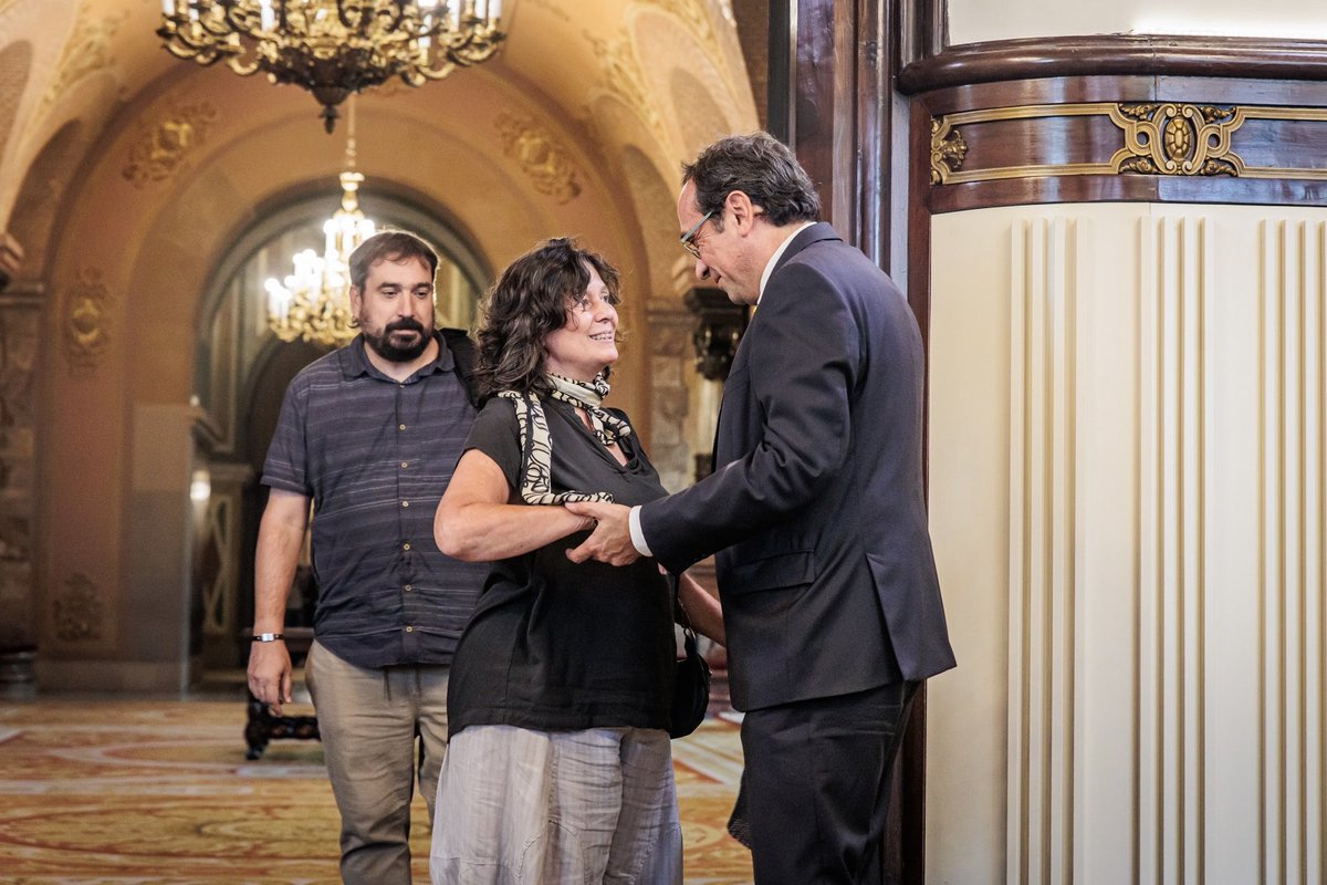 joseprull's tweet image. Donem la benvinguda al Parlament a la diputada Pilar Castillejo després de la seva detenció com a integrant de la Global Sumud Flotilla.

Celebrem el teu retorn, sana, estàlvia i lliure, a la cambra, com a representant del poble de Catalunya.