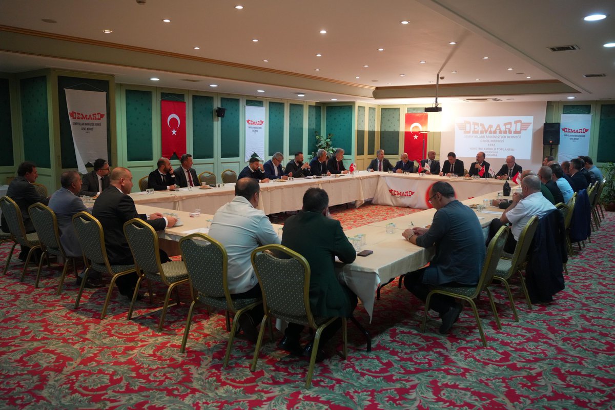 uyalcin_'s tweet photo. Ülkemizin dört bir yanında, gece gündüz demeden görev yapan ve çalışanlarımızın yaklaşık yüzde 40’ını oluşturan makinistlerimizi temsil eden @DEMARDGNLMRK tarafından düzenlenen Demiryolları Makinistler Derneği Yürütme Kurulu Toplantısı’na katılım sağladık.

Yolcularımızı güvenli, konforlu ve zamanında ulaştırmak için 7 gün 24 saat büyük bir özveriyle görev yapan makinistlerimizin çalışma hayatında karşılaştıkları sorunları dinledik. Yoğun mesai temposu içinde nefes aldıracak, çalışma koşullarını iyileştirecek çözüm önerilerini birlikte değerlendirdik.

TCDD Taşımacılık A.Ş. olarak; değişimi ve dönüşümü önceleyen, çalışanı merkeze alan, hakkaniyetli ve adaletli bir yönetim anlayışını esas alıyoruz. Emniyetli iş görme kültürünü güçlendirerek, kaynaklarımızı verimli kullanma hedefiyle sürdürülebilir bir işletmecilik anlayışını benimsiyoruz.

Çalışma hayatının ayrılmaz bir parçası olan tüm sivil toplum kuruluşlarına eşit mesafede yaklaşıyor, onların görüş ve önerilerini dikkatle dinliyoruz. Kurumsal faaliyetlerimize ve iş süreçlerimize değer katacak önerileri birlikte hayata geçiriyoruz.

Mükemmele ulaşma yolculuğumuzda, demiryolu ailemizin gücünü temsil eden ve demiryolu taşımacılığının kalbi olan makinist arkadaşlarımızla omuz omuza ilerliyoruz.

Görevlerini fedakârca yerine getiren tüm makinistlerimize ve demiryolları için alın ve akıl teri döken tüm çalışma arkadaşlarıma emekleri, gayretleri ve katkıları için teşekkür ediyorum.

#TürkiyeHızlanıyor 🇹🇷