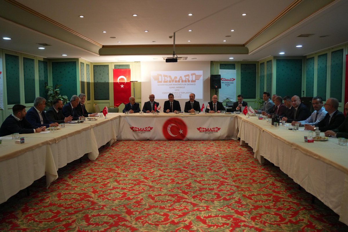 uyalcin_'s tweet photo. Ülkemizin dört bir yanında, gece gündüz demeden görev yapan ve çalışanlarımızın yaklaşık yüzde 40’ını oluşturan makinistlerimizi temsil eden @DEMARDGNLMRK tarafından düzenlenen Demiryolları Makinistler Derneği Yürütme Kurulu Toplantısı’na katılım sağladık.

Yolcularımızı güvenli, konforlu ve zamanında ulaştırmak için 7 gün 24 saat büyük bir özveriyle görev yapan makinistlerimizin çalışma hayatında karşılaştıkları sorunları dinledik. Yoğun mesai temposu içinde nefes aldıracak, çalışma koşullarını iyileştirecek çözüm önerilerini birlikte değerlendirdik.

TCDD Taşımacılık A.Ş. olarak; değişimi ve dönüşümü önceleyen, çalışanı merkeze alan, hakkaniyetli ve adaletli bir yönetim anlayışını esas alıyoruz. Emniyetli iş görme kültürünü güçlendirerek, kaynaklarımızı verimli kullanma hedefiyle sürdürülebilir bir işletmecilik anlayışını benimsiyoruz.

Çalışma hayatının ayrılmaz bir parçası olan tüm sivil toplum kuruluşlarına eşit mesafede yaklaşıyor, onların görüş ve önerilerini dikkatle dinliyoruz. Kurumsal faaliyetlerimize ve iş süreçlerimize değer katacak önerileri birlikte hayata geçiriyoruz.

Mükemmele ulaşma yolculuğumuzda, demiryolu ailemizin gücünü temsil eden ve demiryolu taşımacılığının kalbi olan makinist arkadaşlarımızla omuz omuza ilerliyoruz.

Görevlerini fedakârca yerine getiren tüm makinistlerimize ve demiryolları için alın ve akıl teri döken tüm çalışma arkadaşlarıma emekleri, gayretleri ve katkıları için teşekkür ediyorum.

#TürkiyeHızlanıyor 🇹🇷