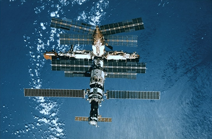 spacegovuk's tweet photo. It's #WSW2025 and the theme is “Living in Space". 👩‍🚀

In 1991, Helen Sharman became 🇬🇧’s first astronaut when she launched to the Mir space station as a research cosmonaut. 🚀👩‍🚀

Her mission lasted 8 days, during which time she conducted medical and agricultural experiments. 🌍 https://t.co/sgMe9abMgt
