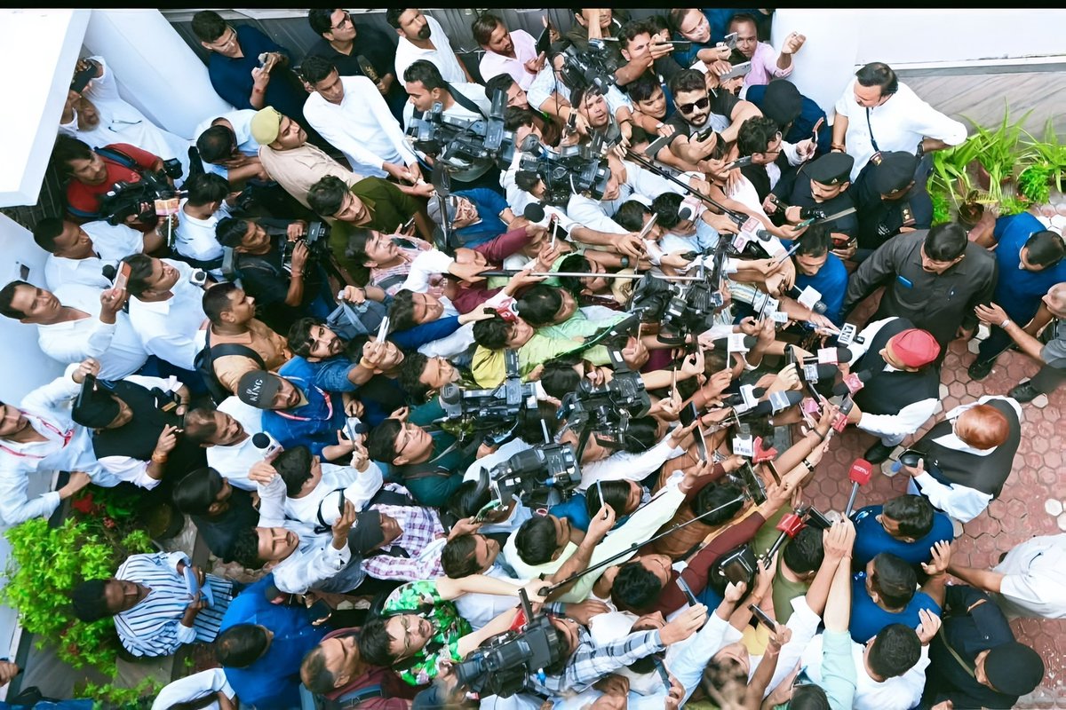 दो दिल मिल रहे हैं — where respect never fades…❤️

अखिलेश × आज़म

#aazamkhan #AkhileshYadav