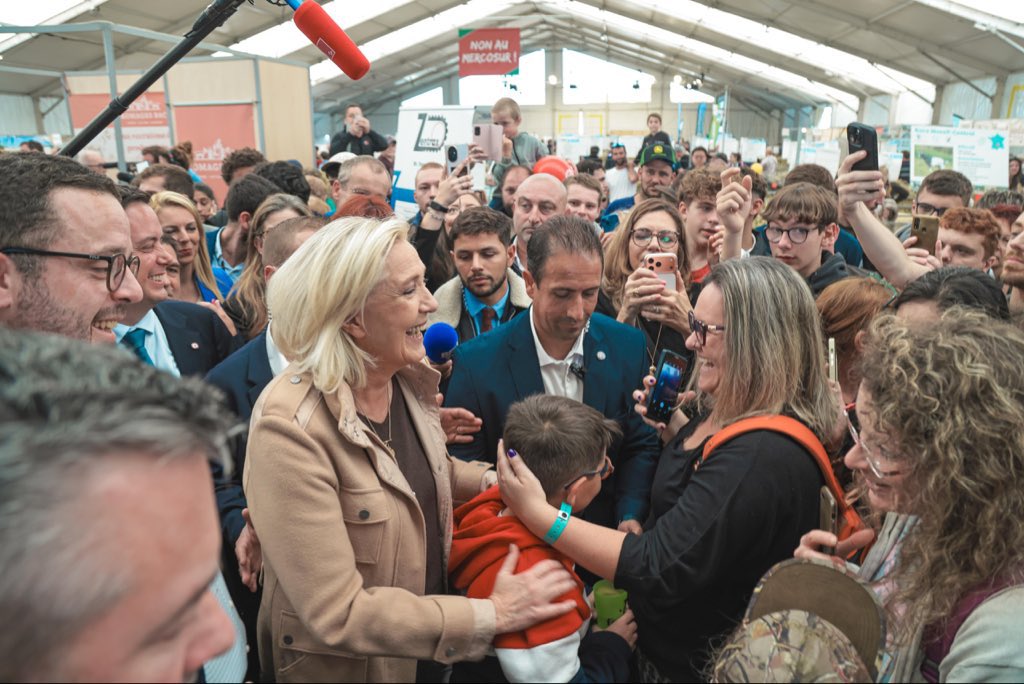 Le choc des images dans cette interminable journée de déni.

D’un côté, PS et LR qui se vautrent dans le macronisme finissant pour sauver leurs mandats.

De l’autre, Marine Le Pen aux côtés des Français.