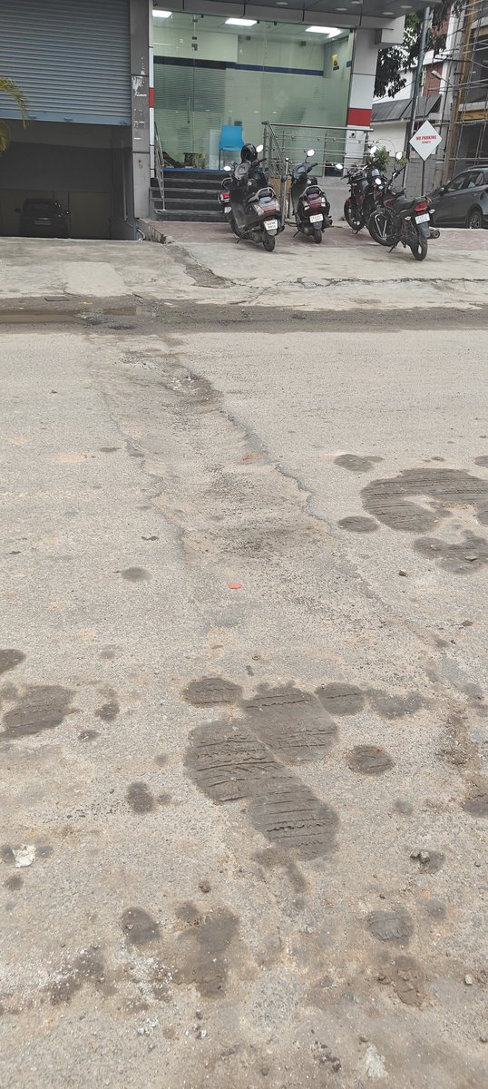 This road digging done on 5 th main, Sector 7 is not filled up. The heavy vehicles moving are causing big noise especially at night and early hours disturbing the sleep of residents. This is located in front of HDFC bank. Please ensure filling up.