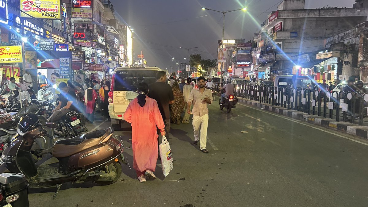 ASanatanibharat's tweet image. @myogioffice @myogiadityanath @aajtak @uptrafficpolice @dgpup नींद से जागिये आम जन को इस ट्रैफ़िक से बचाइये,
