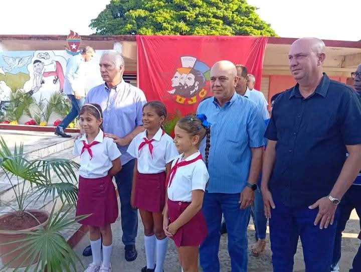 Inicia recorrido  por la provincia de #CiegodeAvila, el Primer Secretario del Comité Central del Partido Comunista de Cuba y Presidente de la República, Miguel Díaz Canel Bermúdez, por la escuela primaria Antonio Maceo, municipio Chambas.
#LatirAvileño #1roDeEneroDeVictorias