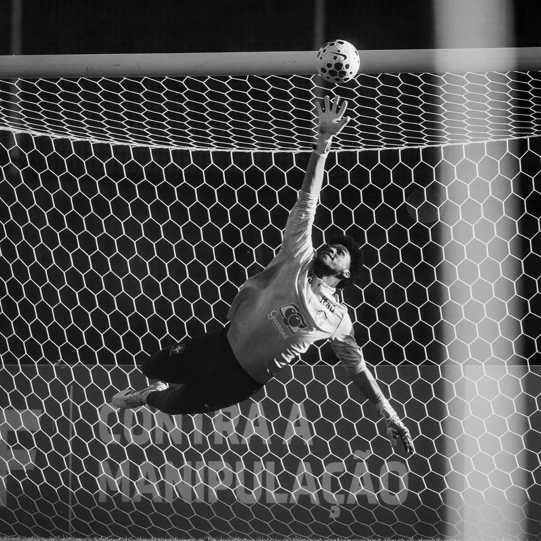 Ele fez de novo!!! 

Hugo Souza do Corinthians!