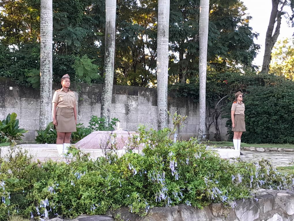 Región Militar Villa Clara (@rmvillaclara1) on Twitter photo Alumnos de la EMCC de Villa Clara rinden homenaje al #CheVive. Una Guardia de honor que ratifica el compromiso con el ejemplo del Guerrillero heroico y con los combatientes del Frente Las Villas.
#CubaViveEnSuHistoria
<a href="/MinfarC/">Minfar_Cuba</a>
<a href="/RMVillaClara1/">Región Militar Villa Clara</a>
<a href="/CentralEjercito/">Ejército Central Cuba</a> Alumnos de la EMCC de Villa Clara rinden homenaje al #CheVive. Una Guardia de honor que ratifica el compromiso con el ejemplo del Guerrillero heroico y con los combatientes del Frente Las Villas.
#CubaViveEnSuHistoria
<a href="/MinfarC/">Minfar_Cuba</a>
<a href="/RMVillaClara1/">Región Militar Villa Clara</a>
<a href="/CentralEjercito/">Ejército Central Cuba</a>
