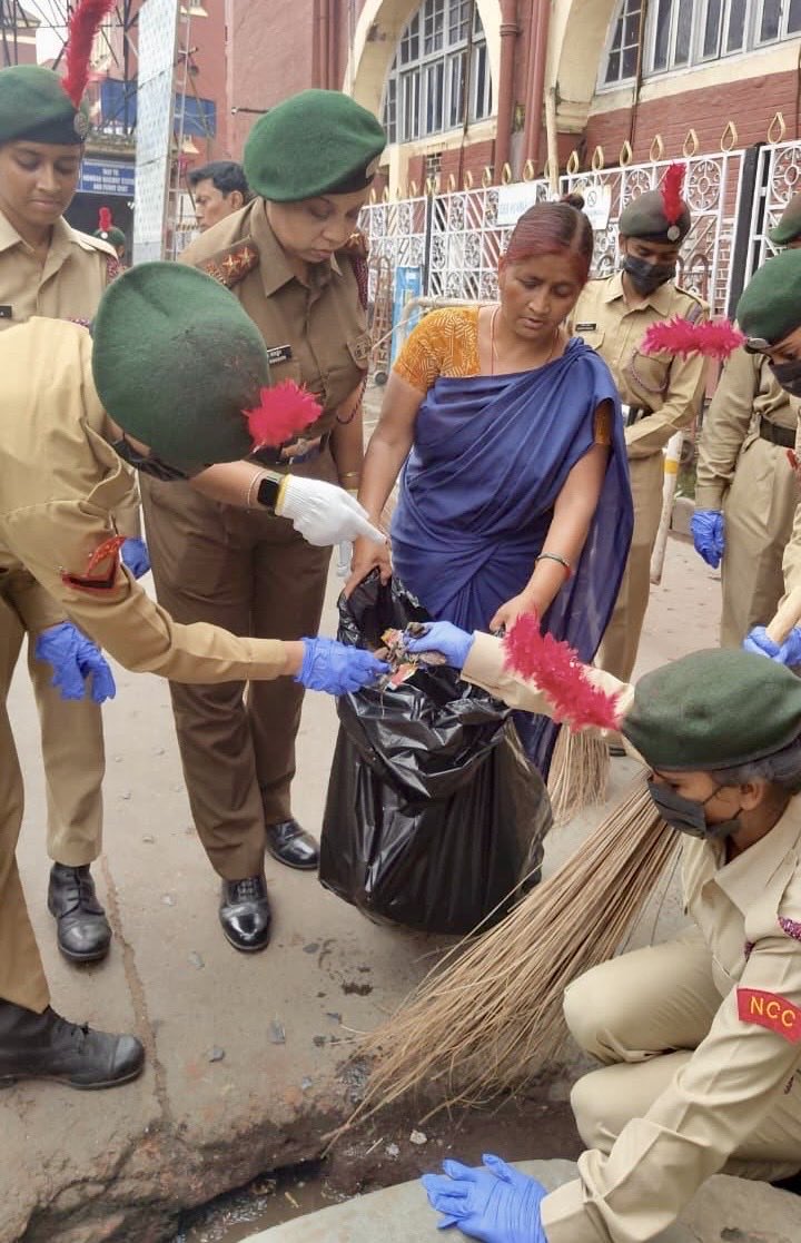 nccwbskm's tweet photo. On 08 Oct 2025, Howrah Station sparkled with purpose during #Swachhotsav! Led by 2 Bengal Battalion NCC & Eastern Railway, Howrah Division, this vibrant cleanliness drive united over 70 NCC cadets in a mission to uphold #SwachhBharat. Group Cdr Kolkata-B, DRM, ADRMs, & cricketer Shreevats Goswami, the station echoed with the spirit of civic responsibility. 🇮🇳🌿

The cadets didn’t stop at cleaning they brought the message alive through a powerful Nukkad Natak, inspiring all to embrace cleanliness as a way of life.  Let’s keep our nation’s heartbeat strong! Join the movement for a cleaner, greener India. 

#NCCIndia #SwachhBharatMission #CleanIndia 
#ProudNCC

@vatsvirendra1 
@HQ_DG_NCC 
@ProDefKolkata 
@PIBKolkata 
@ADGPI 
@Tango78478590