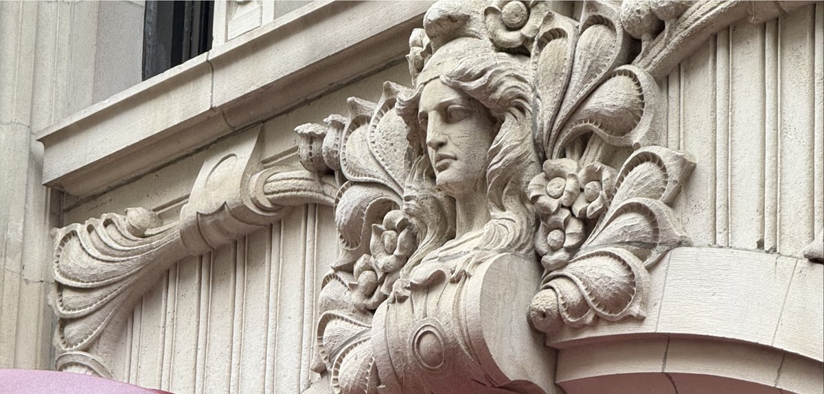 mspringut's tweet image. But here&apos;s the awesome thing:

A robot CAN&apos;T churn out fine art in marble because the material is so exacting and the required finish so elusive for a machine with limited tools and awareness.

But a robot CAN churn out architectural building blocks and ornament in limestone with…