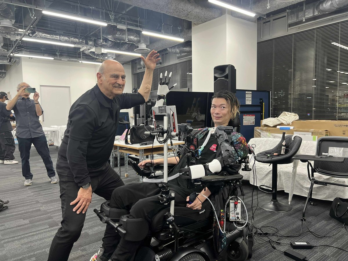 【世界的な身体拡張のレジェンド現代美術家STELARC氏と交流する事が出来ました！】
今日はなんと先ほどまで、現在来日中の第三の耳を持つことでも有名な世界的な現代美術家のSTELARC氏とお会いして交流させてもらうことが出来ました！
STELARC氏の見ているVISIONに強烈な学びと刺激を沢山頂きました！