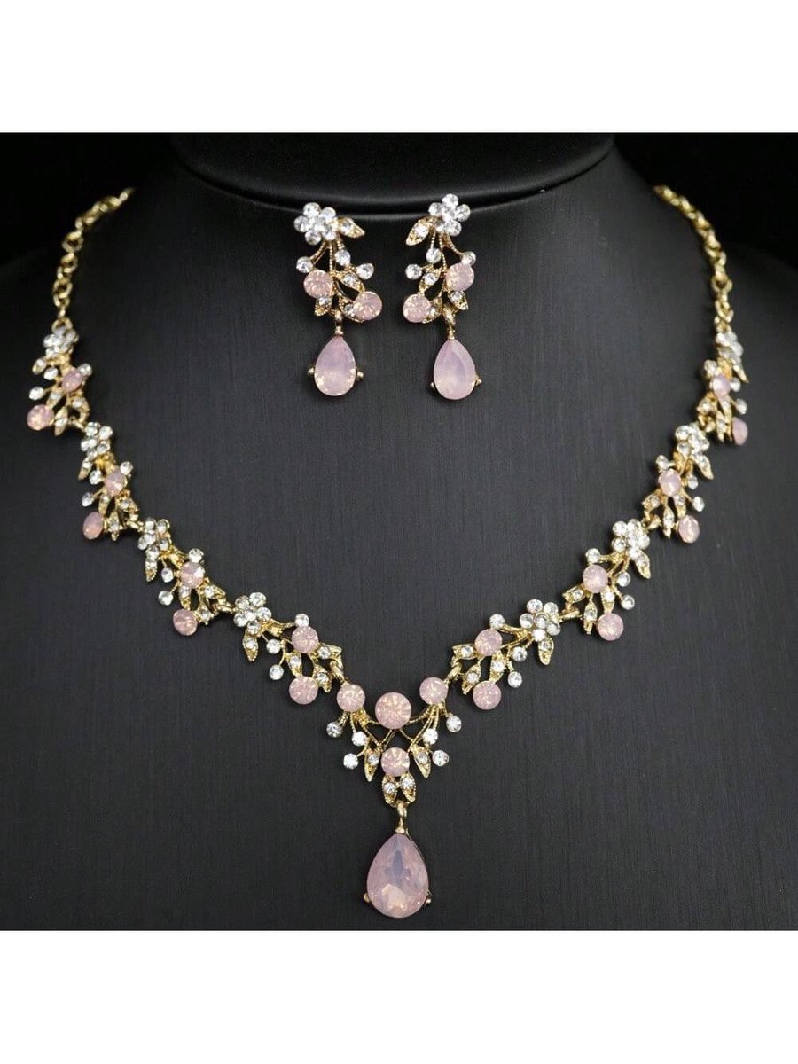 parisLover tweet media